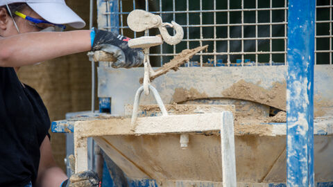 Während der Eröffnung wurde weiter an der Skulptur gearbeitet