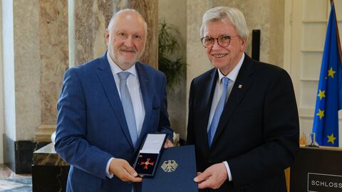 Werner D`Inka aus Bad Vilbel wurde von Ministerpräsident Volker Bouffier das Verdienstkreuz 1. Klasse des Verdienstordens der Bundesrepublik Deutschland ausgehändigt.