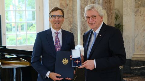 Wolf Matthias Mang aus Obertshausen wurde von Ministerpräsident Volker Bouffier das Verdienstkreuz 1. Klasse des Verdienstordens der Bundesrepublik Deutschland überreicht.