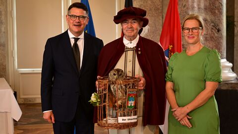 Ministerpräsident Boris Rhein mit seiner Frau Tanja Raab-Rhein und der Uhlenfänger der Stadt Waldkappel Horst Böttner. 