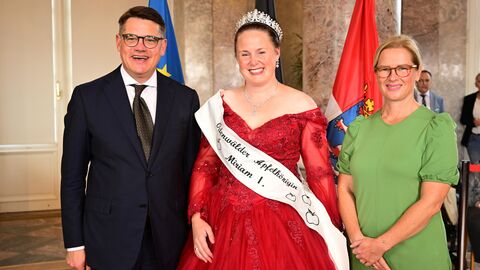 Ministerpräsident Boris Rhein mit seiner Frau Tanja Raab-Rhein und die Odenwälder Apfelkönigin Miriam I.; Miriam Kurz-Rosenberger. 
