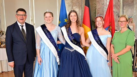 Ministerpräsident Boris Rhein mit seiner Frau Tanja Raab-Rhein und Zisselkönigin Jamin I. mit Zisselprinzessin Laura I. und der Fullenixe Johanna I.; Jasmin Passero, Laura Frahm und Johanna Hörmann. 