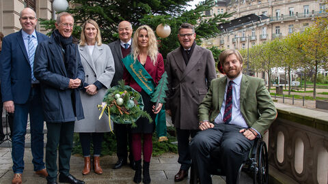 Übergabe des Weihnachtsbaums vor der Staatskanzlei
