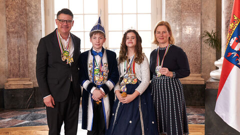 Ministerpräsident Boris Rhein und seine Frau Tanja Raab-Rhein empfangen im Schloss Biebrich in Wiesbaden hessische Fastnachtsvereine