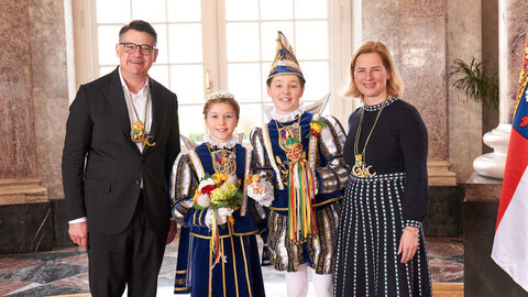 Ministerpräsident Boris Rhein und seine Frau Tanja Raab-Rhein empfangen im Schloss Biebrich in Wiesbaden hessische Fastnachtsvereine