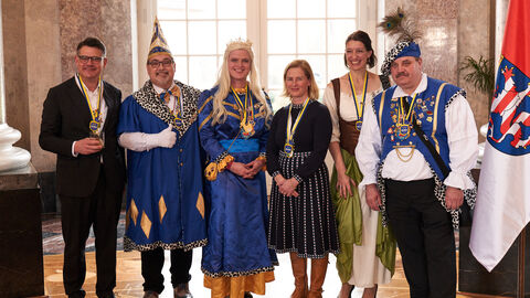 Ministerpräsident Boris Rhein und seine Frau Tanja Raab-Rhein empfangen im Schloss Biebrich in Wiesbaden hessische Fastnachtsvereine 