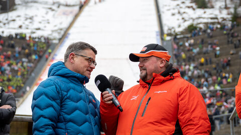 Ministerpräsident Boris Rhein, Schirmherr des Skisprung-Weltcups in Willingen, gemeinsam mit Moderator Jürgen Bangert.