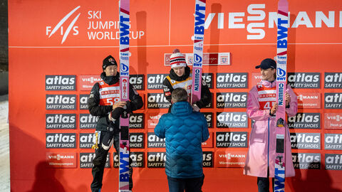 Ministerpräsident Rhein gratuliert Halvor Egner Granerud zu seinem Sieg beim Skisprung-Weltcup in Willingen.