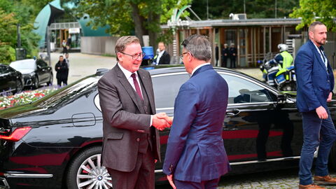 Vorfahrt von Ministerpräsident Bodo Ramelow (links) und Begrüßung durch den Hessischen Ministerpräsidenten Boris Rhein (rechts)