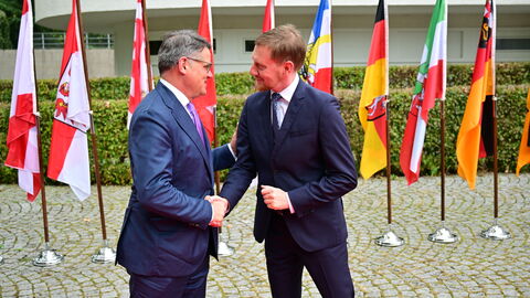 Begrüßung von Ministerpräsident Michael Kretschmer (rechts) durch den Hessischen Ministerpräsidenten Boris Rhein (links)