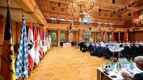 Zu Beginn der gemeinsamen Beratungen der Regierungschefinnen und Regierungschefs der Länder am Freitag im Festsaal des Gesellschaftshaus Palmengarten