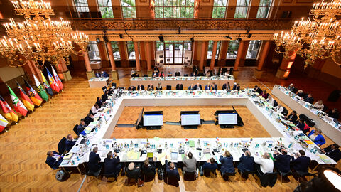 Zu Beginn der gemeinsamen Beratungen der Regierungschefinnen und Regierungschefs der Länder am Freitag im Festsaal des Gesellschaftshaus Palmengarten