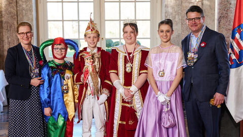 Ministerpräsident Boris Rhein und seine Frau Tanja Raab-Rhein empfangen im Schloss Biebrich in Wiesbaden Prinz Lukas 1. von Burgilla, Prinzessin Sina 1. von Burgilla, Hofdame Selina und den kleinen Jokus Fabian von der Ranzengarde Offenbach Bürgel; Lukas Kanz, Sina Kirchner, Selina Kirchner, Fabian Chirduan