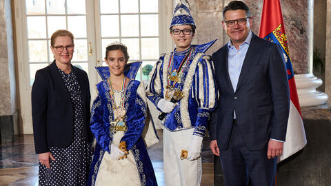 Ministerpräsident Boris Rhein und seine Frau Tanja Raab-Rhein empfangen im Schloss Biebrich in Wiesbaden das Kinderprinzenpaar Prinz Bastian I. und Prinzessin Mara I. von der Dachorganisation Wiesbadener Karneval 1950 e.V.; Bastian Taschler, Mara Tonhauser