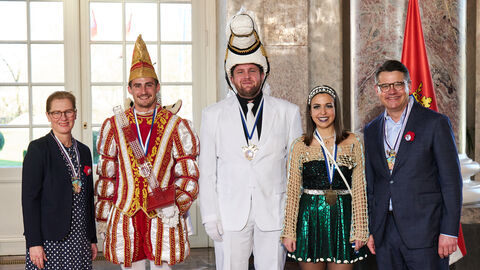 Ministerpräsident Boris Rhein und seine Frau Tanja Raab-Rhein empfangen im Schloss Biebrich in Wiesbaden das Mainflinger Dreigestirn Prinz Henrik, Schimmel David und Seejungfrau Dilara; Hendrik Drinhaus, David Keßler, Thorsten Pfister 