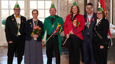 Ministerpräsident Boris Rhein und seine Frau Tanja Raab-Rhein empfangen im Schloss Biebrich in Wiesbaden Sitzungspräsidentin Karina Linhart und Sitzungspräsident Karlheinz Kohl sowie die Hexenrat-Mitglieder Barbara Kremer-Kohl und Markus Linhart vom Fassenachtsverein „Erbacher Hexen" Erbach im Rheingau e.V.