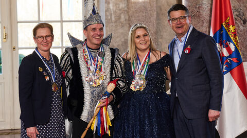 Ministerpräsident Boris Rhein und seine Frau Tanja Raab-Rhein empfangen im Schloss Biebrich in Wiesbaden Prinzessin Nicole II. und Prinz Uwe III. von der Großenritter Carnevals-Gemeinschaft 1949 e.V.; Nicole und Uwe Neudert