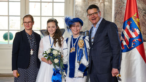 Ministerpräsident Boris Rhein und seine Frau Tanja Raab-Rhein empfangen im Schloss Biebrich in Wiesbaden Prinzessin Letizia I. und Prinz Lukas I. von der Karnevalsabteilung der Turngesellschaft Seligenstadt 1895 e.V.; Letizia Winter und Lukas Börner