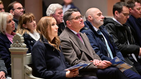 Ministerpräsident Boris Rhein und Landtagspräsidentin Astrid Wallmann nehmen an einem Gottesdienst in Wiesbaden teil