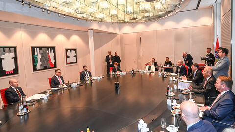 Ministerpräsident Rhein eröffnet die erste Sitzung des neuen hessischen Kabinetts