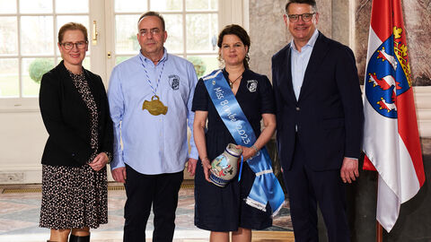 Ministerpräsident Boris Rhein empfängt gemeinsam mit seiner Frau Tanja Raab-Rhein Miss Bembel und den Thäler Bürgermeister vom Thaeler Kerbe Verein in Kronberg im Wiesbadener Schloss Biebrich; Kristina Wehrheim und Claudius Jeß.