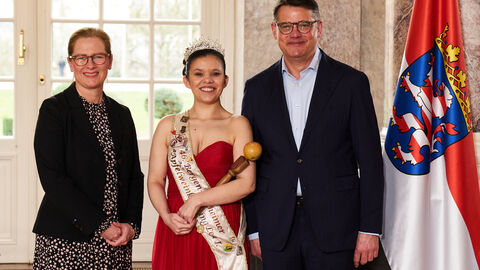 Ministerpräsident Boris Rhein empfängt gemeinsam mit seiner Frau Tanja Raab-Rhein die Bergen Enkheimer Apfelweinkönigin Lea I. im Wiesbadener Schloss Biebrich; Lea Nickol.