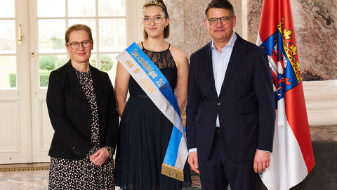 Ministerpräsident Boris Rhein empfängt gemeinsam mit seiner Frau Tanja Raab-Rhein die Büttelborner Spargelkönigin im Wiesbadener Schloss Biebrich; Lilly Büttner.