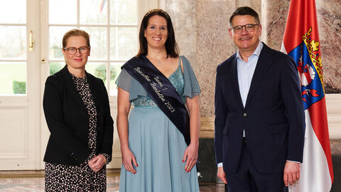 Ministerpräsident Boris Rhein empfängt gemeinsam mit seiner Frau Tanja Raab-Rhein die Beerschter Bembelfee Verena I. im Wiesbadener Schloss Biebrich; Verena Volk.