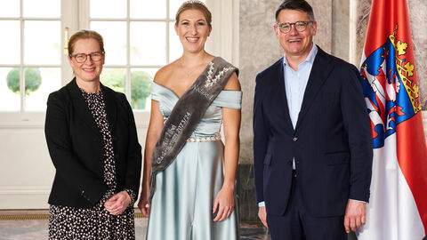 Ministerpräsident Boris Rhein empfängt gemeinsam mit seiner Frau Tanja Raab-Rhein die Bad Vilbeler Quellenkönigin Nadine I. im Wiesbadener Schloss Biebrich; Nadine Kruczek.