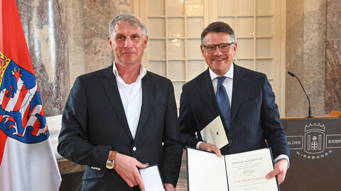 Ministerpräsident Boris Rhein überreichte Prof. Dr. Ulf Sibelius den Verdienstorden der Bundesrepublik Deutschland.