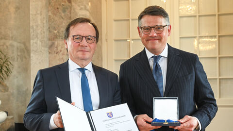 Ministerpräsident Boris Rhein überreichte Raimund Trenkler den Hessischen Verdienstorden.