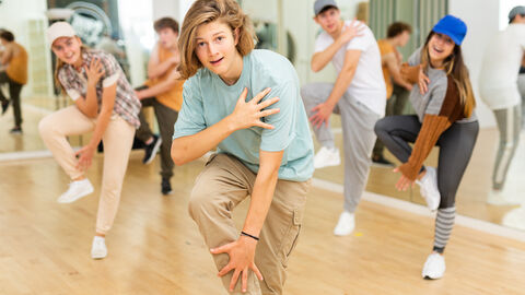 Eine Tanzgruppe Jugendlicher