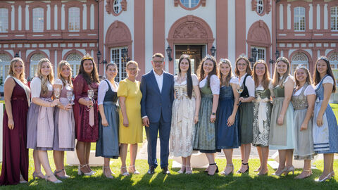 Boris Rhein steht mit den Hessischen Hoheiten vor dem Schloss Biebrich.