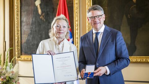 Ministerpräsident Boris Rhein überreicht Claudia Kott das Verdienstkreuz am Bande.