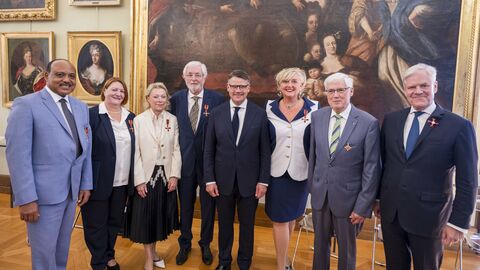 Boris Rhein überreicht Verdienstorden an sieben hessische Persönlichkeiten. Von links nach rechts: Salomon Assefa, Annette Ruske-Wolf, Claudia Kott, Kurt Liebermeister, Ministerpräsident Boris Rhein, Bettina Schmitt, Rainer Klett, Prof. Dr. Andreas Dombret 