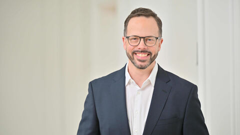 Portraitfoto von Jascha Habeck