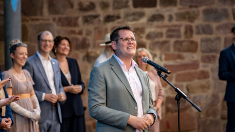 Bad Vilbels Bürgermeister Sebastian Wysocki redet auf einer Bühne