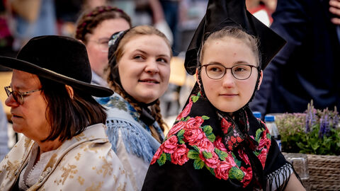 Zwei Frauen in einer Tracht.
