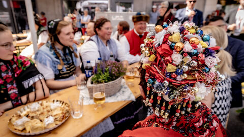 Mehrere Personen sitzen an einem Tisch.