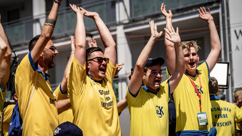 Die teilnehmenden Gruppen präsentieren sich ausgelassen.