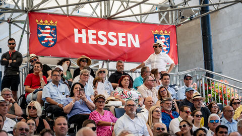 Zum Abschluss des Hessentages, dem großen Festumzug, sind zigtausende Besucherinnen und Besucher. in Bad Vilbel.