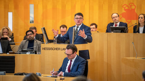 Mann hält Rede.