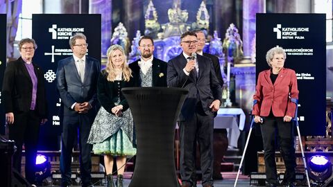 Ministerpräsident Boris Rhein spricht beim Eröffnungsgottesdienst in der Hessentagskirche.