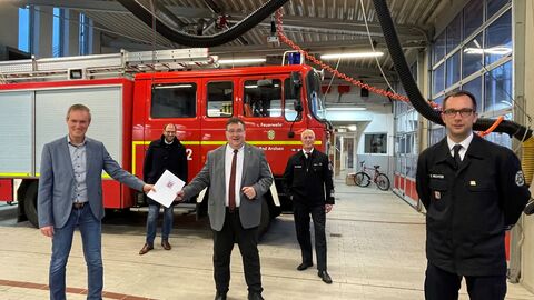 v.l.n.r: Bürgermeister Jürgen van der Horst, MdL Jan-Wilhelm Pohlmann, Europastaatssekretär Mark Weinmeister, Stadtbrandinspektor Karl-Heinz Meyer, Wehrführer Stefan Richter