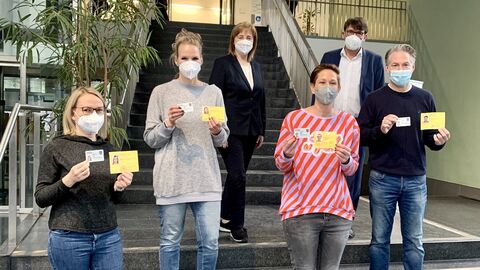 (v. l. n. r.): Neben Justizministerin Eva Kühne-Hörmann und Wolf Winter, Präsident des Amtsgerichts Kassel sind Gerichtsvollzieherin Meyer, Obergerichtsvollzieherin Freitag, Gerichtsvollzieherin Dubbert,  und Obergerichtsvollzieher Mauß mit alten und neuen Dienstausweisen zu sehen. 