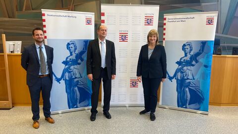 Bildbeschreibung (v. l. n. r.): Timo Ide (Pressesprecher der Staatsanwaltschaft Marburg), Ulf Frenkler (Oberstaatsanwalt und stellvertretender Leiter der Staatsanwaltschaft Marburg) und Justizministerin Eva Kühne-Hörmann