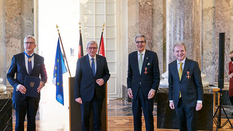 Bekamen vom Hessischen Ministerpräsidenten Volker Bouffier (2 v. l.) Verdienstorden überreicht: v. l. Hermann-Josef Klüber, Bernhard Läpke und Dr. Bernd Heidenreich.