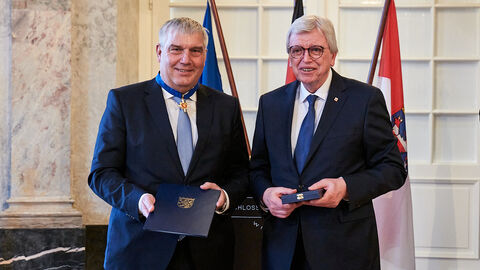 Bekam vom Hessischen Ministerpräsidenten Volker Bouffier den Hessischen Verdienstorden verliehen: Christoph Schwarzer.