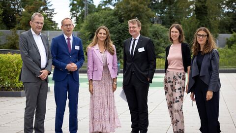 Gruppenfoto mit Minister Kai Klose und I.K.H. Madeleine von Schweden (v.l.n.r.)