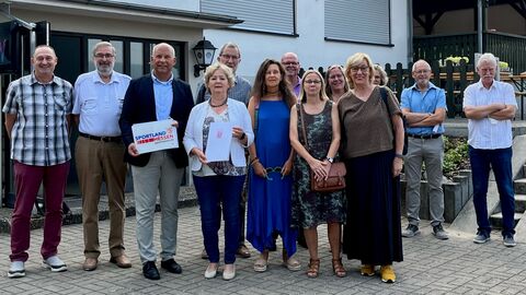 Gruppenfoto: Justizminister übergibt Zuwendungsbescheide an die Gemeinde Hünfelden